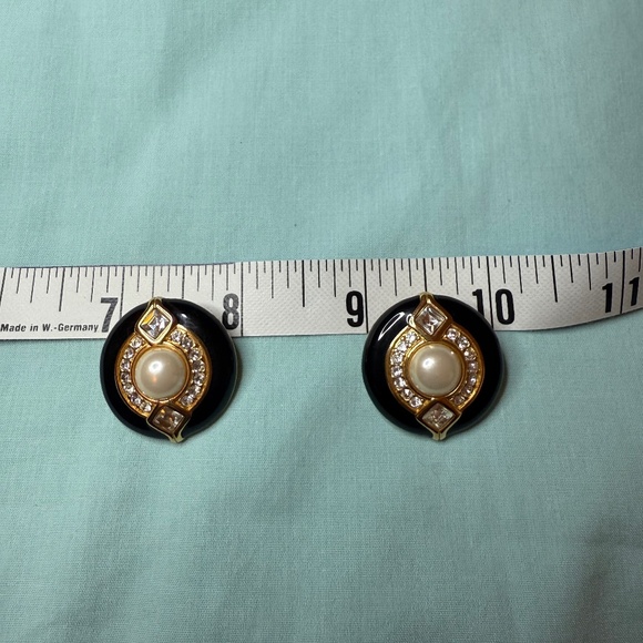 Vintage Swarovski Swan Signed Crystal, Faux Pearl, Black Enamel Clip Earrings - Picture 8 of 10